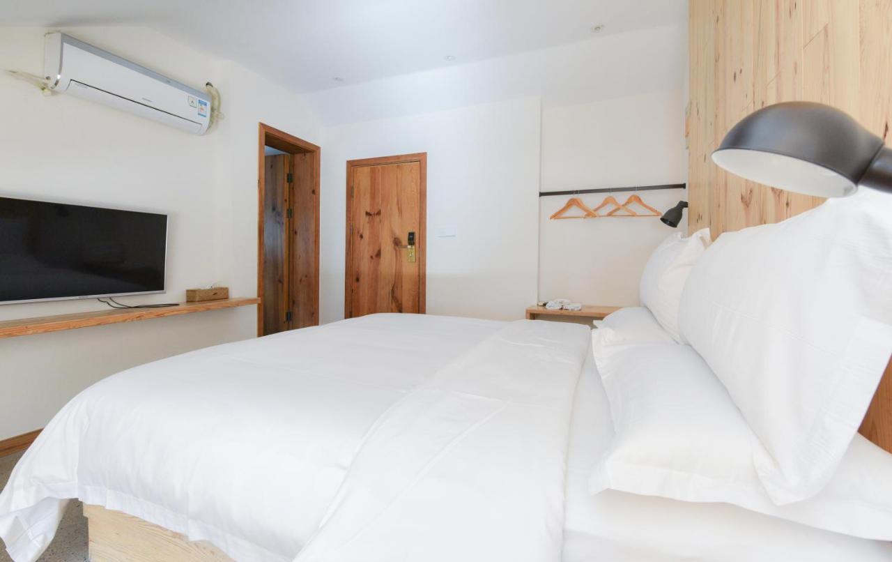 En Emerald Valley, Homestay