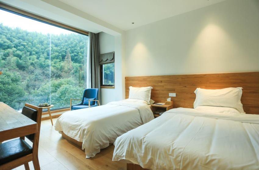 En Emerald Valley, Homestay